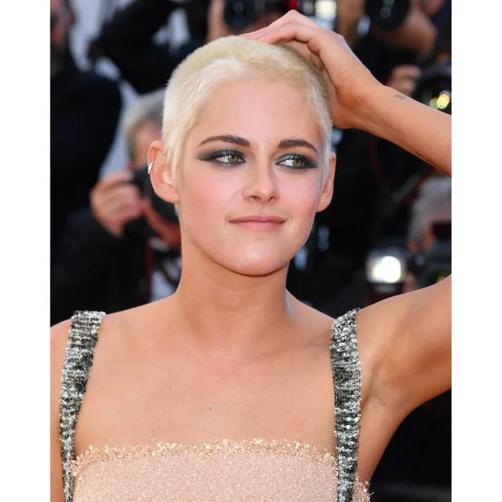 Η Kristen Stewart με ξανθό κοντό μαλλί και έντονο μακιγιάζ στα μάτια.