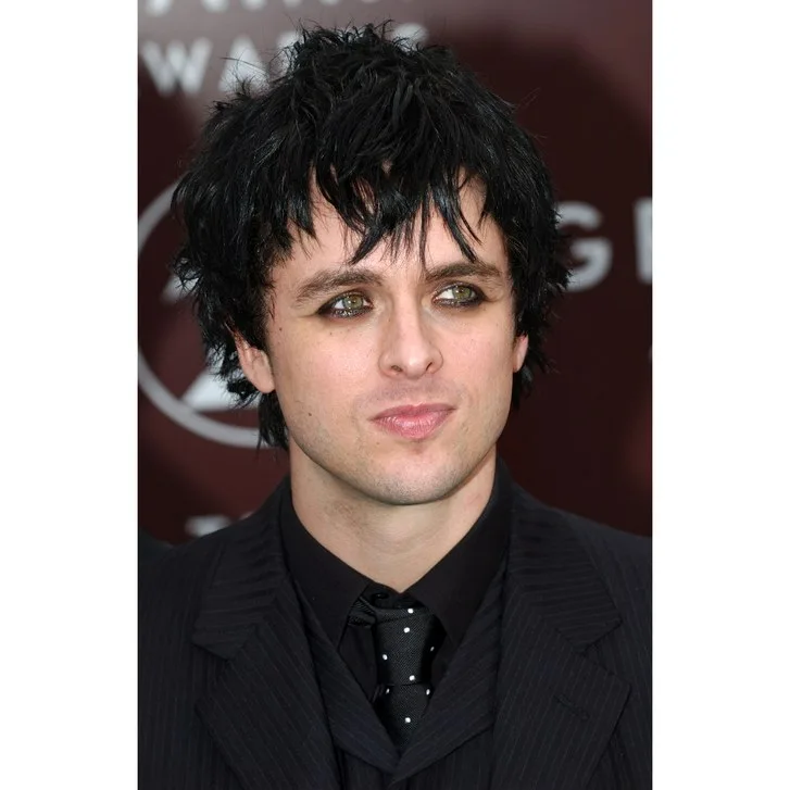 Ο Billie Joe Armstrong των Green Day με μαύρο κοστούμι και μακιγιάζ στα μάτια.