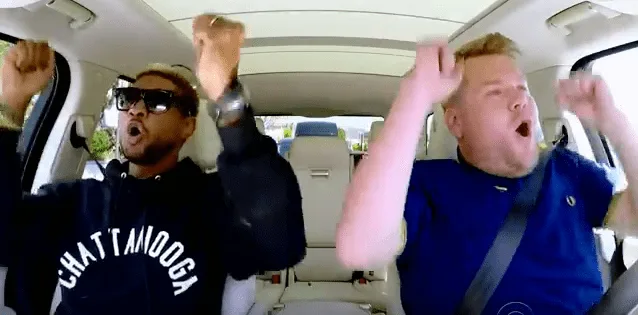 Ο Usher και ο James Corden τραγουδούν και χορεύουν μέσα σε ένα αυτοκίνητο.