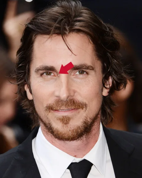 Κοντινό πορτρέτο του Christian Bale με καστανά μαλλιά και μούσι.