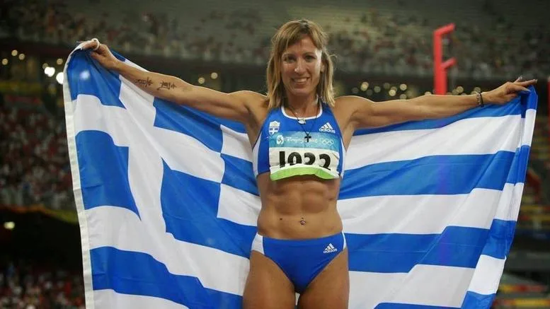 Η Πηγή Δεβετζή με την ελληνική σημαία στους Ολυμπιακούς Αγώνες.