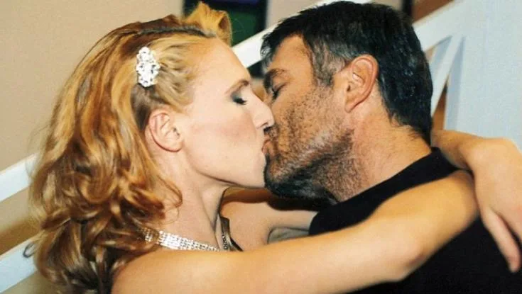 Ηθοποιοί από τη σειρά «Δύο Ξένοι» σε μια σκηνή που δείχνει το τέλος της αγαπημένης σειράς.