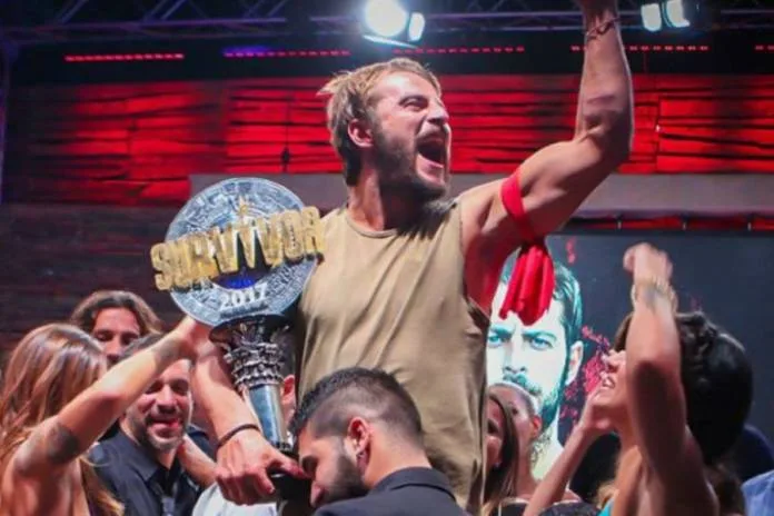 Ο νικητής του Survivor 2017 κρατά το τρόπαιο και πανηγυρίζει.