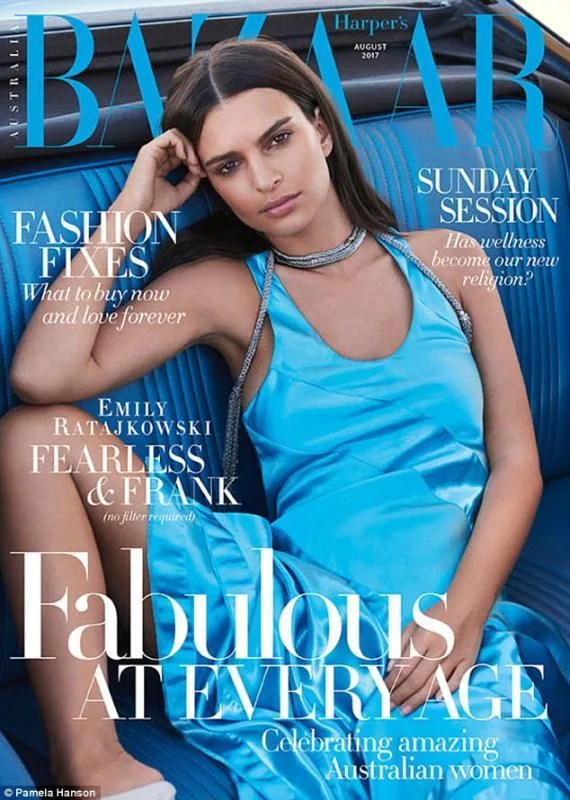 Η Emily Ratajkowski σε εξώφυλλο περιοδικού Harper's Bazaar.