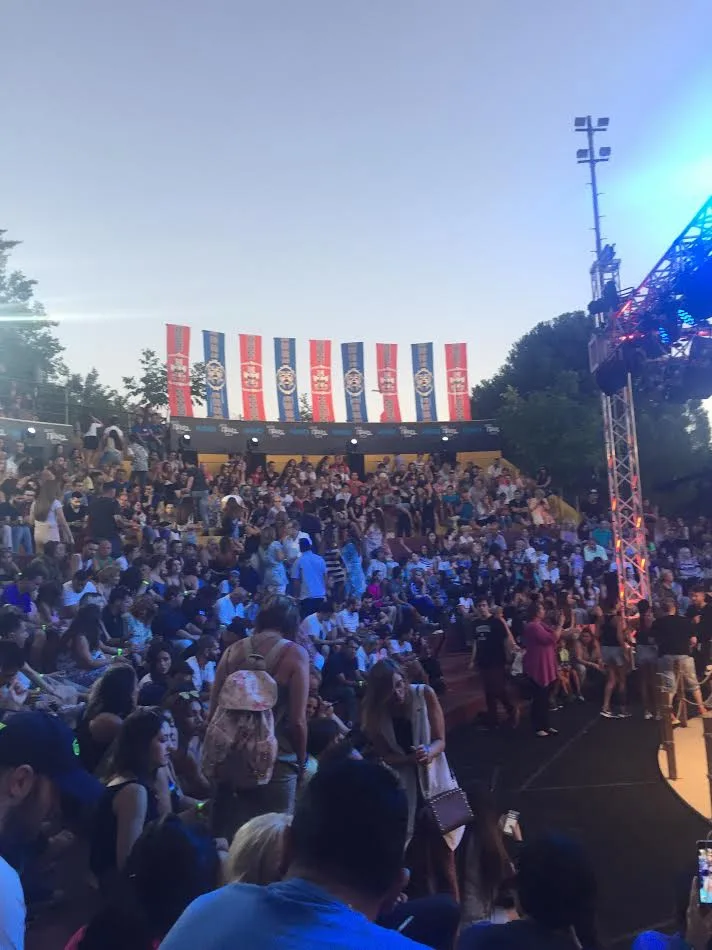 Πλήθος κόσμου στις κερκίδες του ημιτελικού του Survivor.