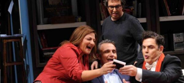 Παράσταση «Για όνομα»: Κόπηκε το ρεύμα, οι θεατές φώτιζαν με τα κινητά τους για να παίζουν οι ηθοποιοί