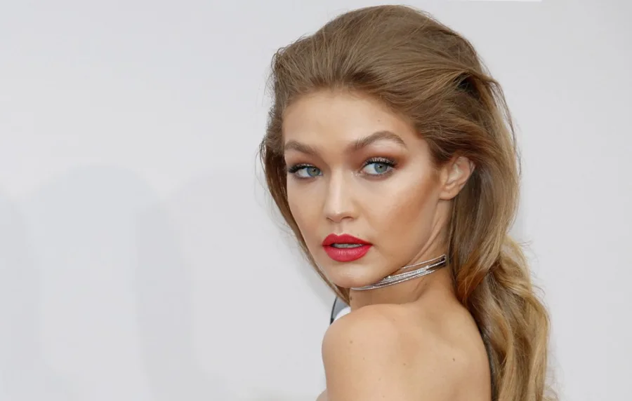 Η Gigi Hadid σε κοντινό πλάνο με κόκκινο κραγιόν και χρυσόξανθα μαλλιά.