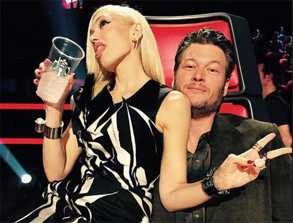 Η Gwen Stefani και ο Blake Shelton σε κόκκινη καρέκλα κριτών.