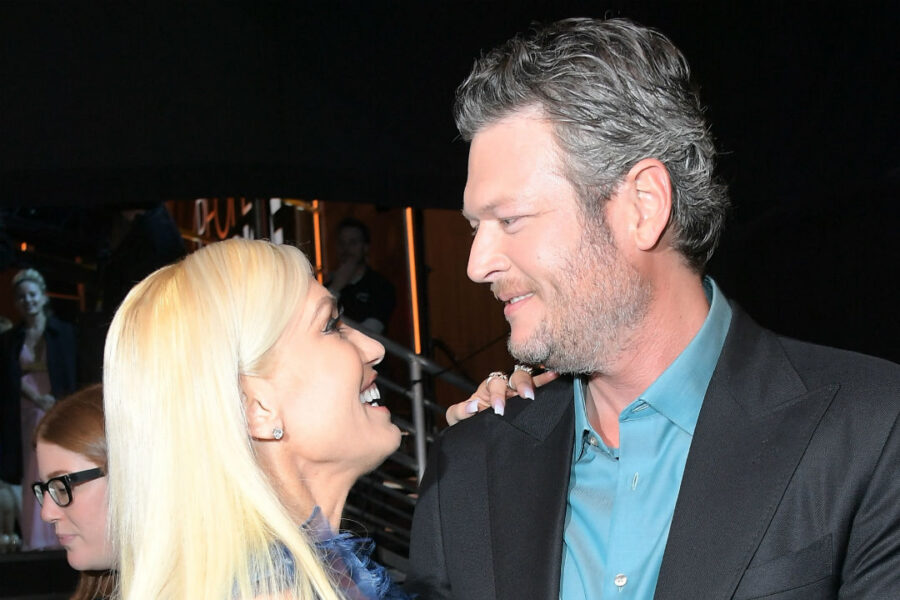 Η Gwen Stefani και ο Blake Shelton κοιτάζονται χαμογελαστοί.