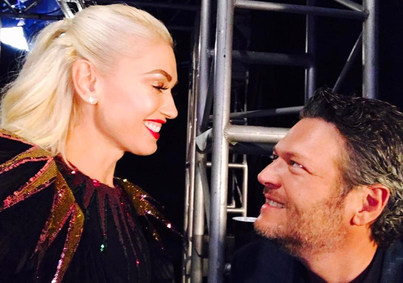 Η Gwen Stefani και ο Blake Shelton κοιτάζονται χαμογελαστοί.