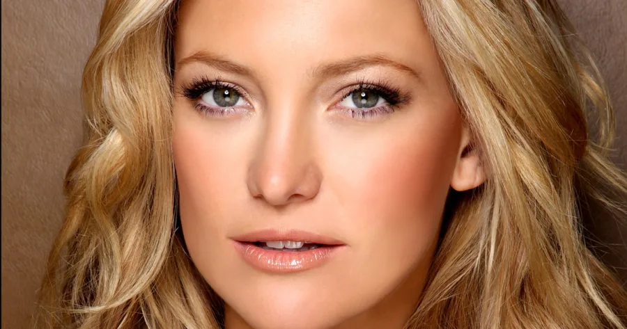 Κοντινό πορτρέτο της Kate Hudson με ξανθά κυματιστά μαλλιά.