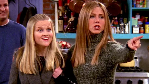 Η Jennifer Aniston και η Reese Witherspoon σε σκηνή από τη σειρά Τα Φιλαράκια.