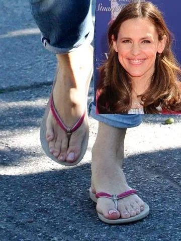 Κοντινό πλάνο στα πόδια της Jennifer Garner που φοράει σαγιονάρες.