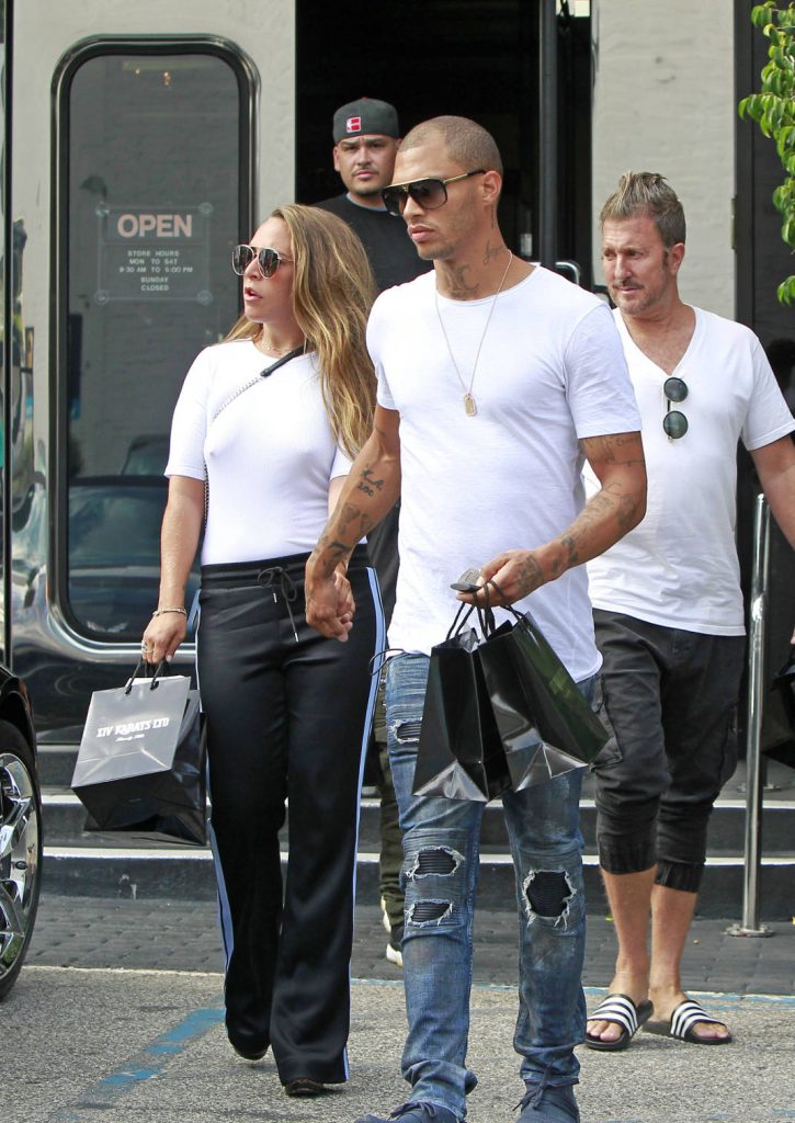 Ο Jeremy Meeks και η Chloe Green περπατούν κρατώντας τσάντες από ψώνια.