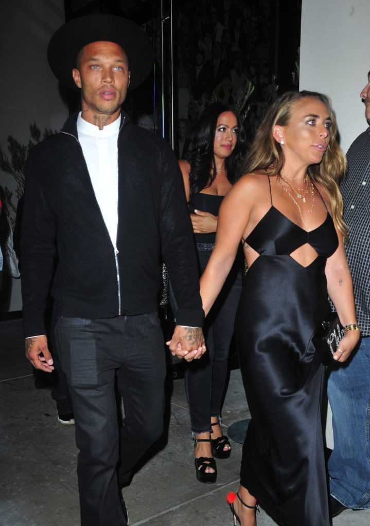 Ο Jeremy Meeks και η Chloe Green πιασμένοι χέρι-χέρι σε βραδινή έξοδο.