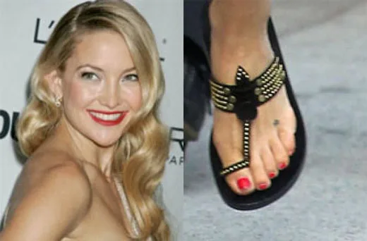 Κοντινό πλάνο στο πρόσωπο της Kate Hudson και λεπτομέρεια από το πόδι της με σανδάλι.