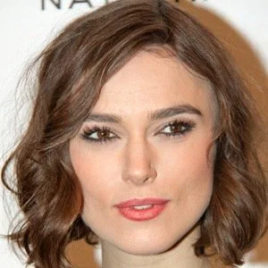 Κοντινό πορτρέτο της Keira Knightley με καστανά κυματιστά μαλλιά.