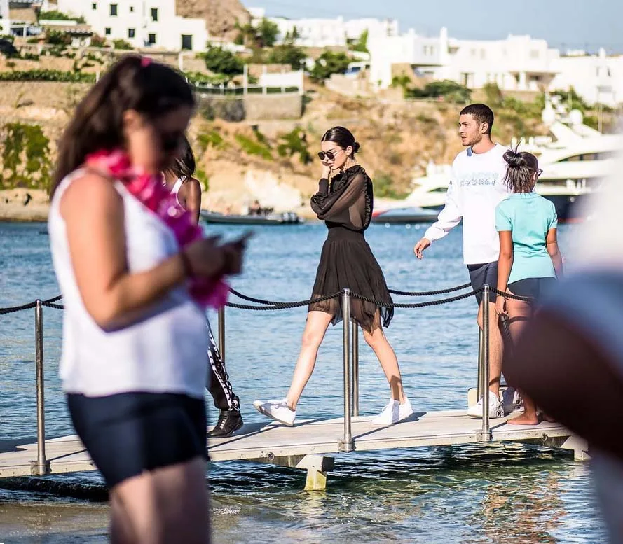 Η Kendall Jenner περπατά σε μια ξύλινη προβλήτα στη Μύκονο.