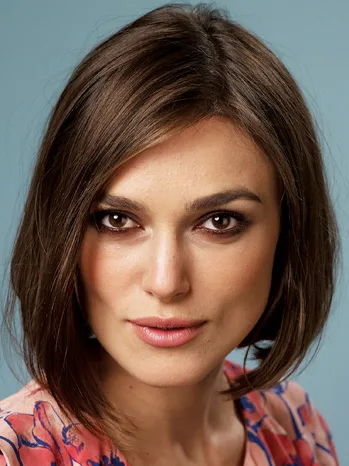 Κοντινό πορτρέτο της Keira Knightley με καστανό καρέ μαλλί.