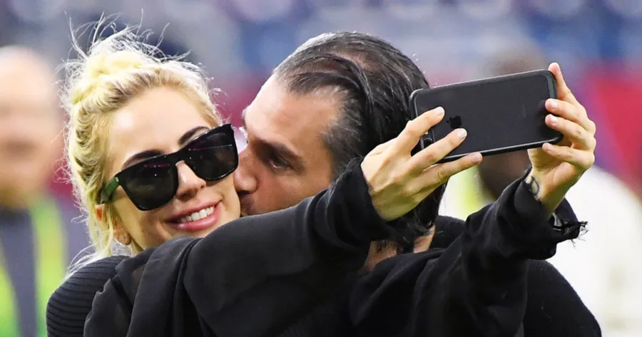 Η Lady Gaga και ο Christian Carino βγάζουν selfie.
