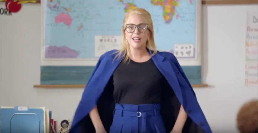 Η Lady Gaga ως καθηγήτρια σε σχολική αίθουσα.