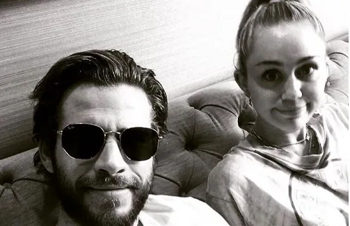 Η Miley Cyrus και ο Liam Hemsworth σε ασπρόμαυρη φωτογραφία.