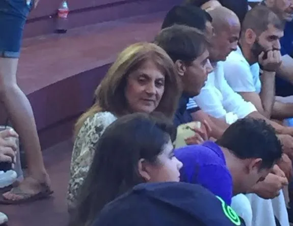 Η κυρία Ράνια, μητέρα του Γιώργου Αγγελόπουλου (Ντάνου), στον ημιτελικό του Survivor.