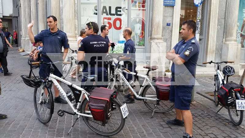 Αστυνομικοί με ποδήλατα στο κέντρο της Αθήνας.
