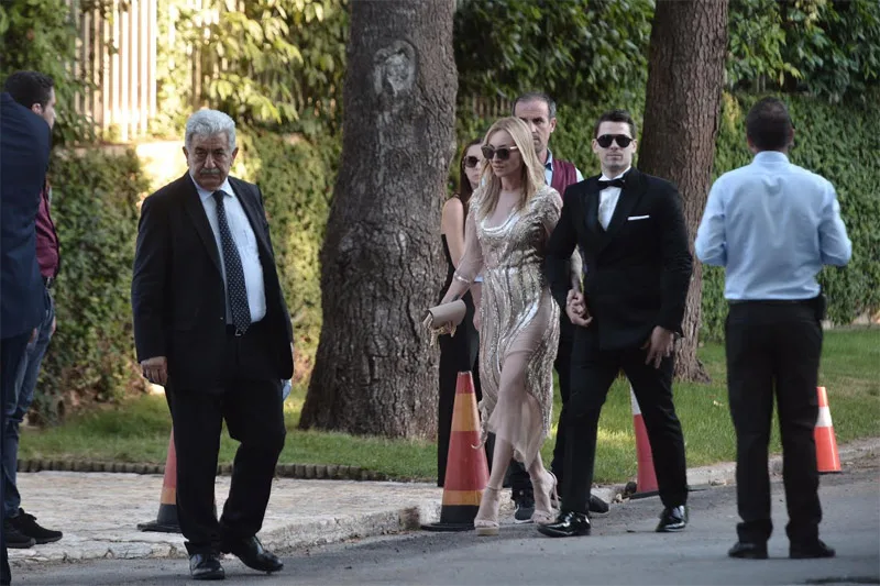 Ο Σάκης Ρουβάς και η Κάτια Ζυγούλη σε εξωτερικό χώρο κατά τη διάρκεια εκδήλωσης.