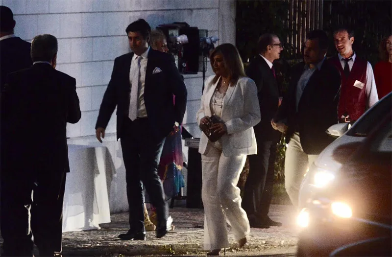 Καλεσμένοι σε γαμήλια δεξίωση τη νύχτα.
