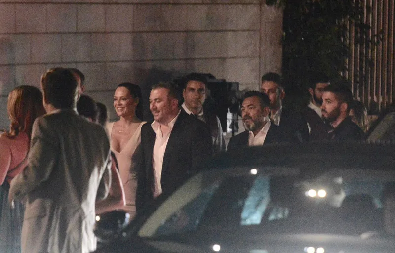Η Κάτια Ζυγούλη και ο Σάκης Ρουβάς ανάμεσα σε καλεσμένους στη γαμήλια δεξίωσή τους.