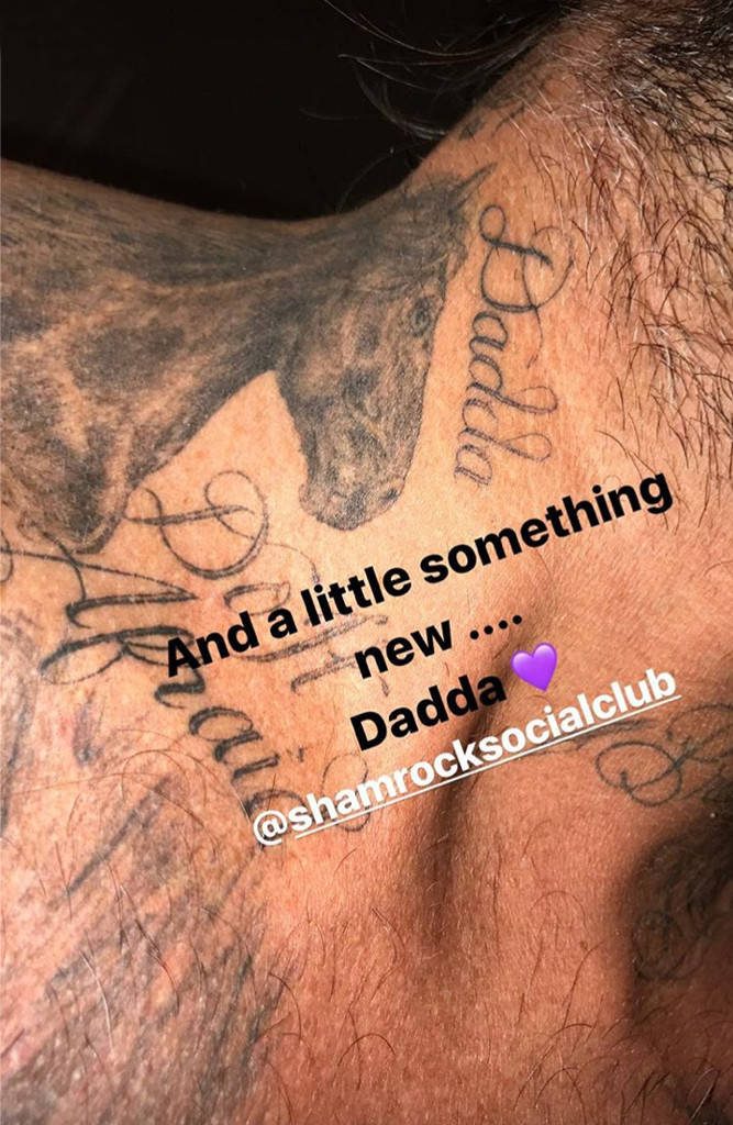 Κοντινό πλάνο στο λαιμό του David Beckham με το νέο του τατουάζ που γράφει Dadda.