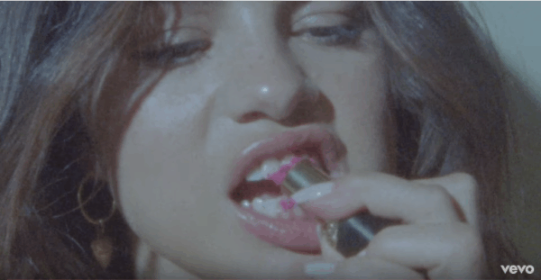 To video clip του “Fetish” από την Selena Gomez είναι όσο διαστροφικό και αλλόκοτο περιμέναμε