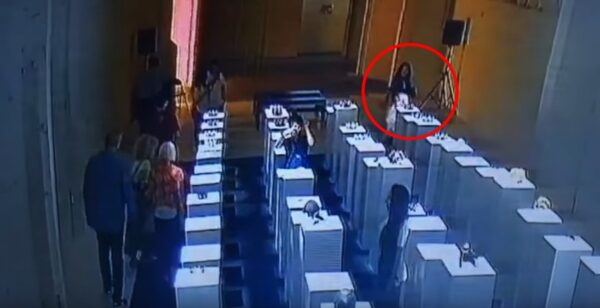 Δες πώς η σέλφι μιας γυναίκας κατέστρεψε έργα τέχνης αξίας 200.000$! (VIDEO)