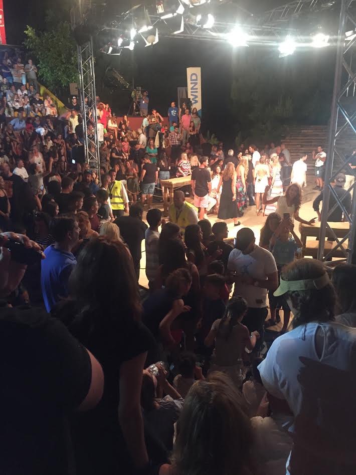 Στιγμιότυπο από τα παρασκήνια του ημιτελικού του Survivor με πλήθος κόσμου.