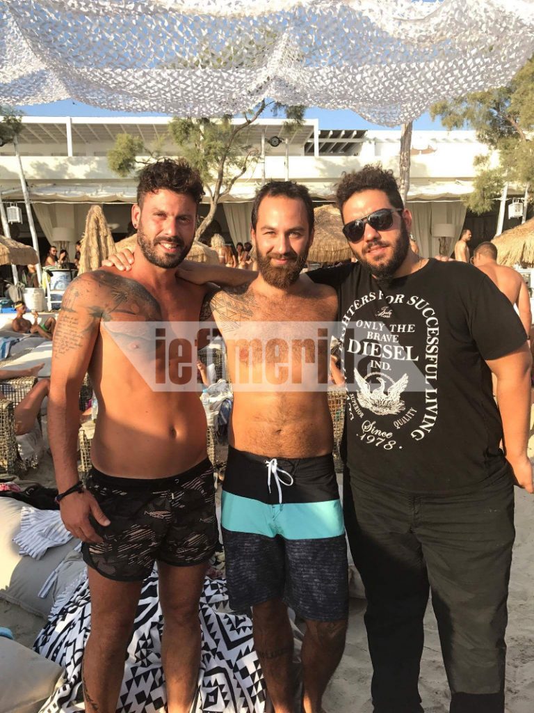 Ο Κώστας Αναγνωστόπουλος με δύο άνδρες σε παραλία.