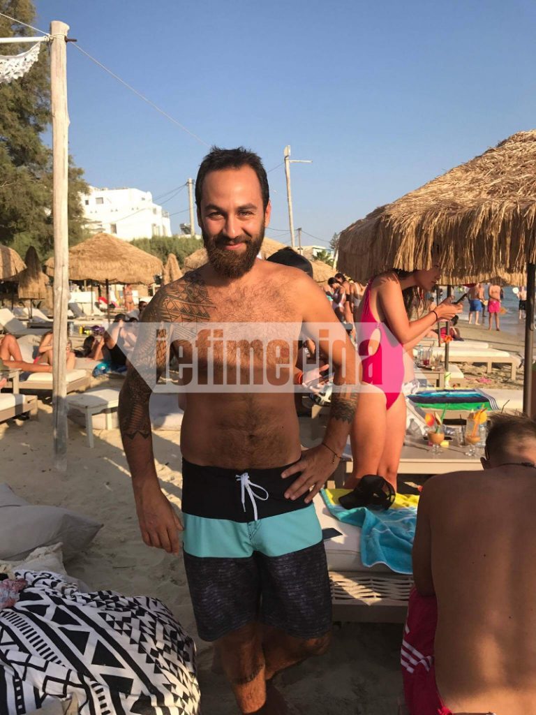 Ο Κώστας Αναγνωστόπουλος σε παραλία.