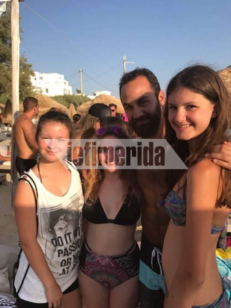 Ο Κώστας Αναγνωστόπουλος σε παραλία με τρεις κοπέλες.