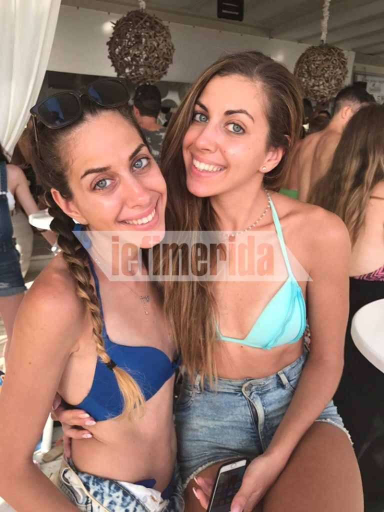 Η Ελισάβετ Αϊνατζόγλου με την αδερφή της Ειρήνη σε καλοκαιρινή έξοδο.