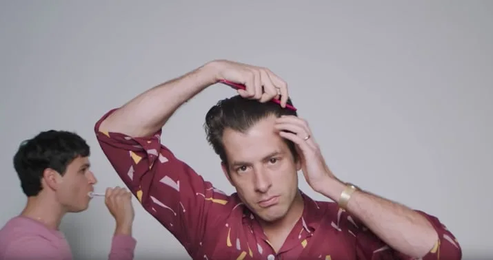 Ο Mark Ronson χτενίζει τα μαλλιά του σε σκηνή από το βίντεο κλιπ Boys της Charli XCX.
