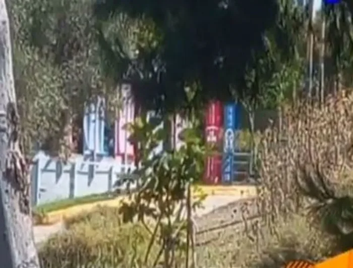 Σκηνικό του Survivor σε εξωτερικό χώρο με δέντρα και κατασκευές.