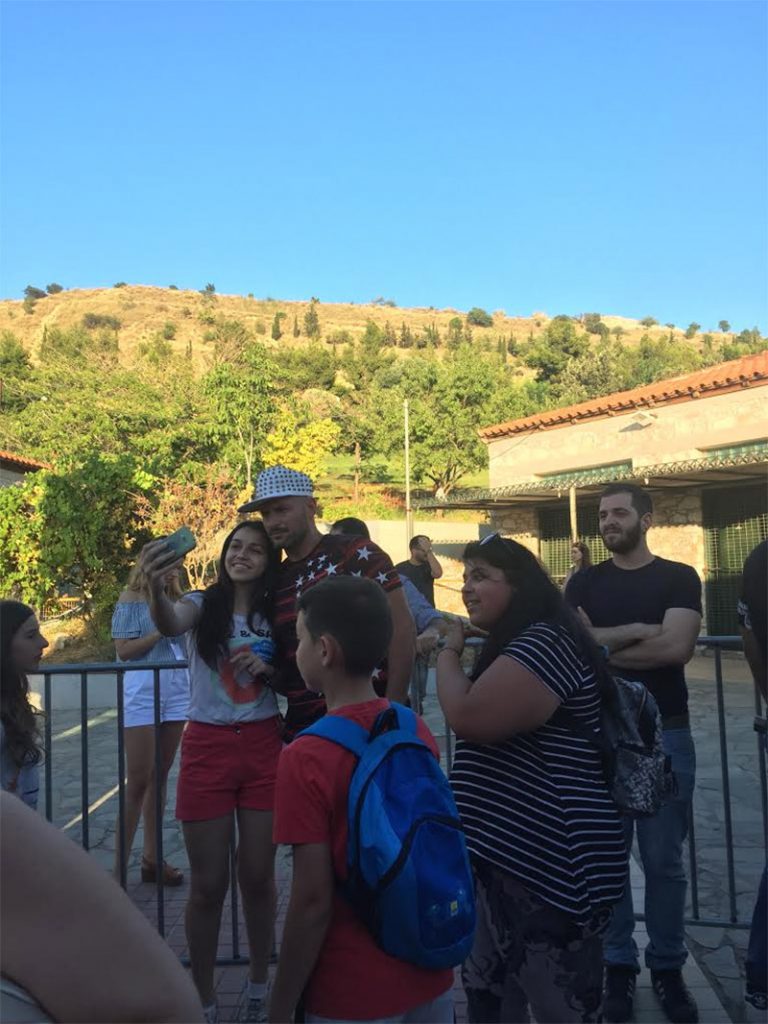 Ο Ντάνος φωτογραφίζεται με θαυμαστές σε εξωτερικό χώρο.