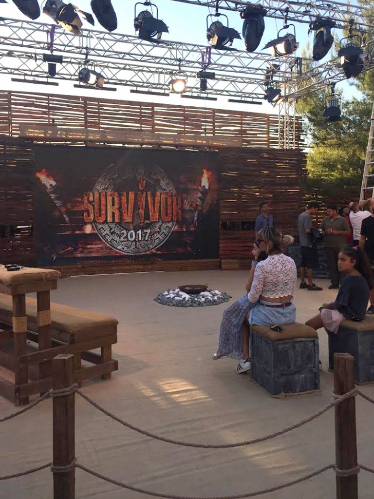 Το σκηνικό του ημιτελικού του Survivor 2017 με θεατές και τεχνικό εξοπλισμό.