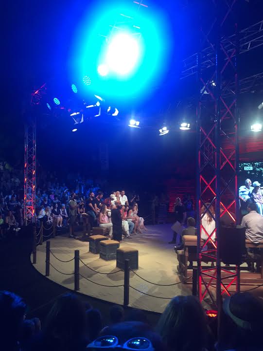 Backstage από τον ημιτελικό του Survivor με παίκτες και κοινό σε ανοιχτό θέατρο.