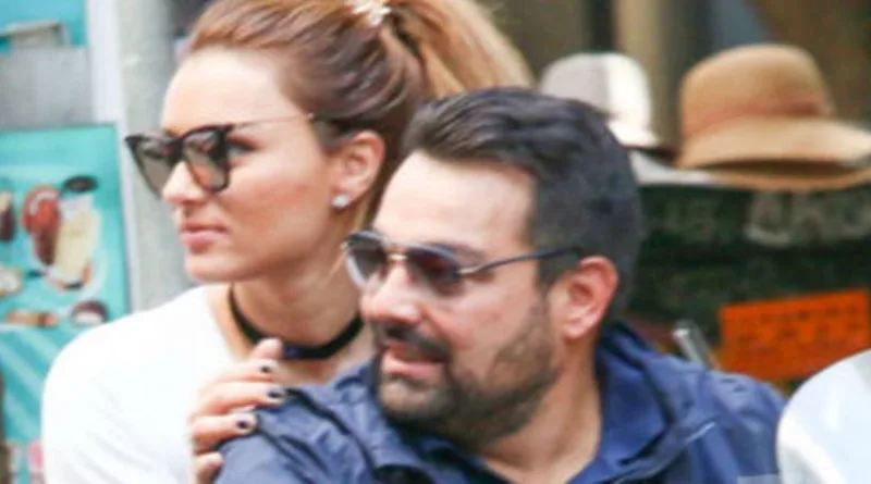 Η Ελένη Τσολάκη και ο Παύλος Πετρουλάκης σε εξωτερικό χώρο.