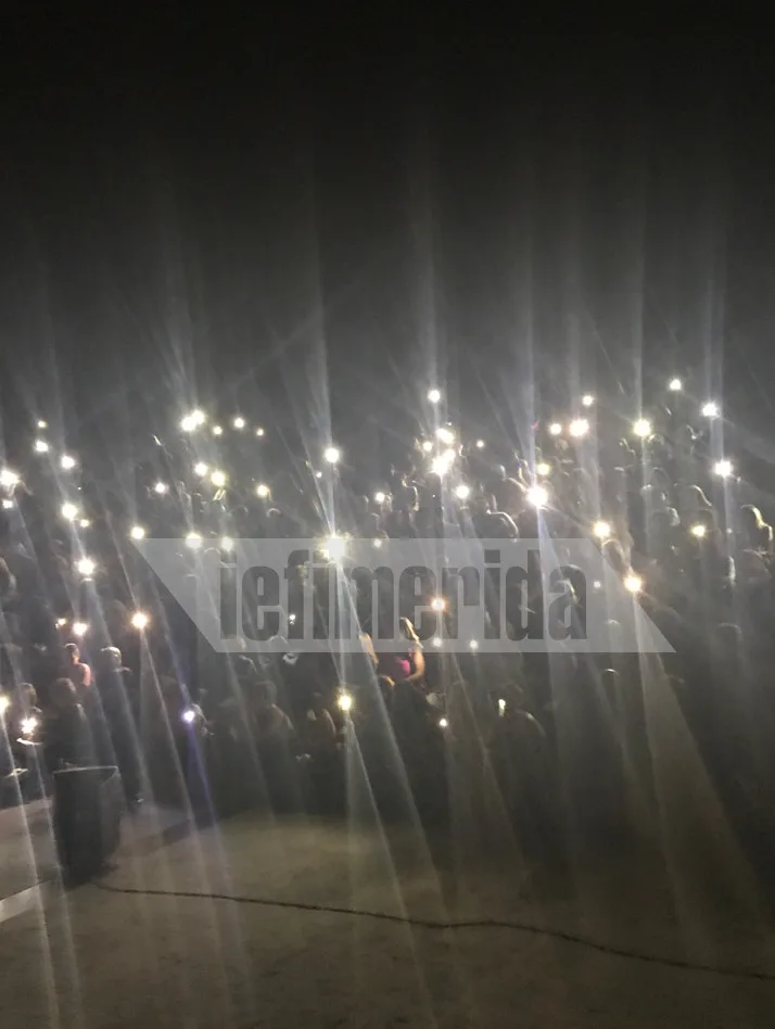 Θεατές σε θέατρο φωτίζουν τη σκηνή με τα κινητά τους τηλέφωνα κατά τη διάρκεια διακοπής ρεύματος.