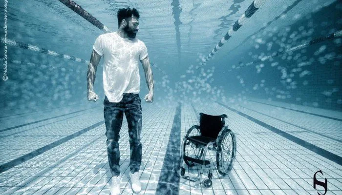 Ο Αντώνης Τσαπατάκης σε υποβρύχια φωτογράφιση δίπλα στο αναπηρικό του αμαξίδιο.