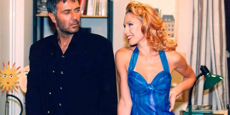 Ο Γιάννης Μπέζος και η Ναταλία Δραγούμη στη σειρά «Δύο Ξένοι» που δεν είδαμε ποτέ το τέλος της.
