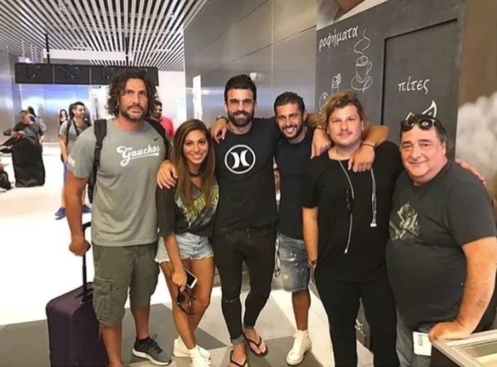 Η Ευρυδίκη Βαλαβάνη και ο Κωνσταντίνος Βασάλος με παρέα σε εσωτερικό χώρο.