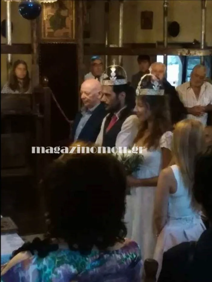 Γάμος ηθοποιού σε εκκλησία με βασιλικές κορώνες αντί για στέφανα.